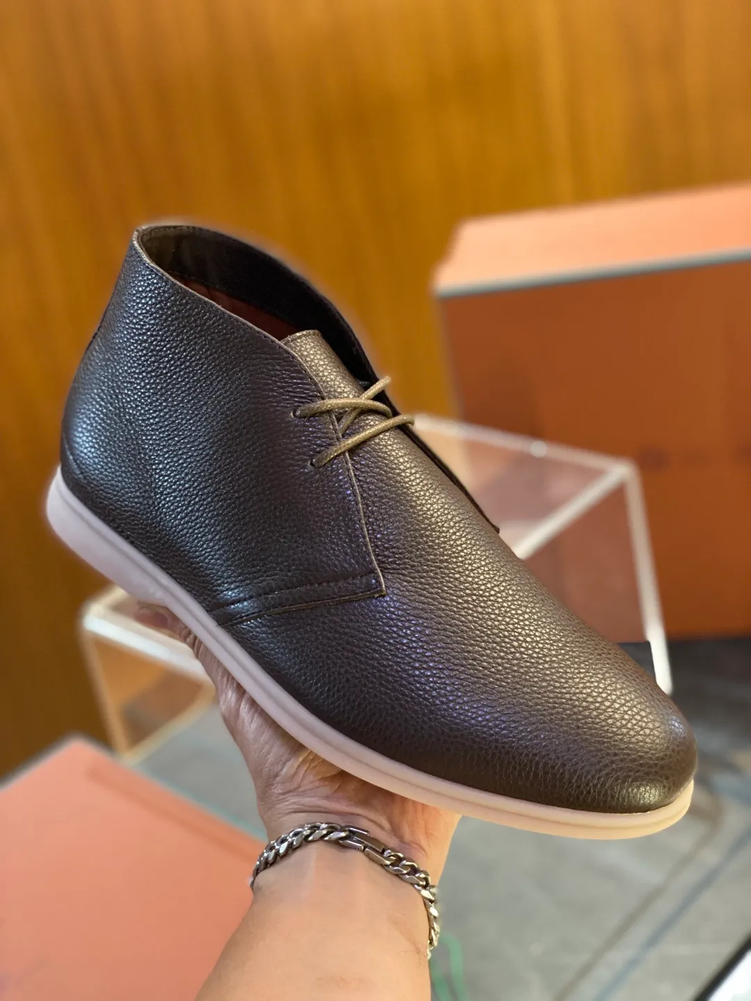 💰780 Loro Piana men's boots for autumn and winter ♞size; 39~46 The flexibility of first-layer cowhide returns to nature and feels the freedom and elegance in the city. A return to the original equestrian elegance aesthetics, Loro Piana is once again inspired by equestrianism this season, perfectly integrating freedom, elegance and functionality.
